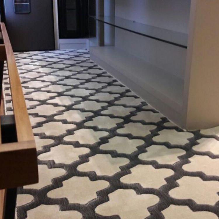 Tapete geométrico em ambiente decorado